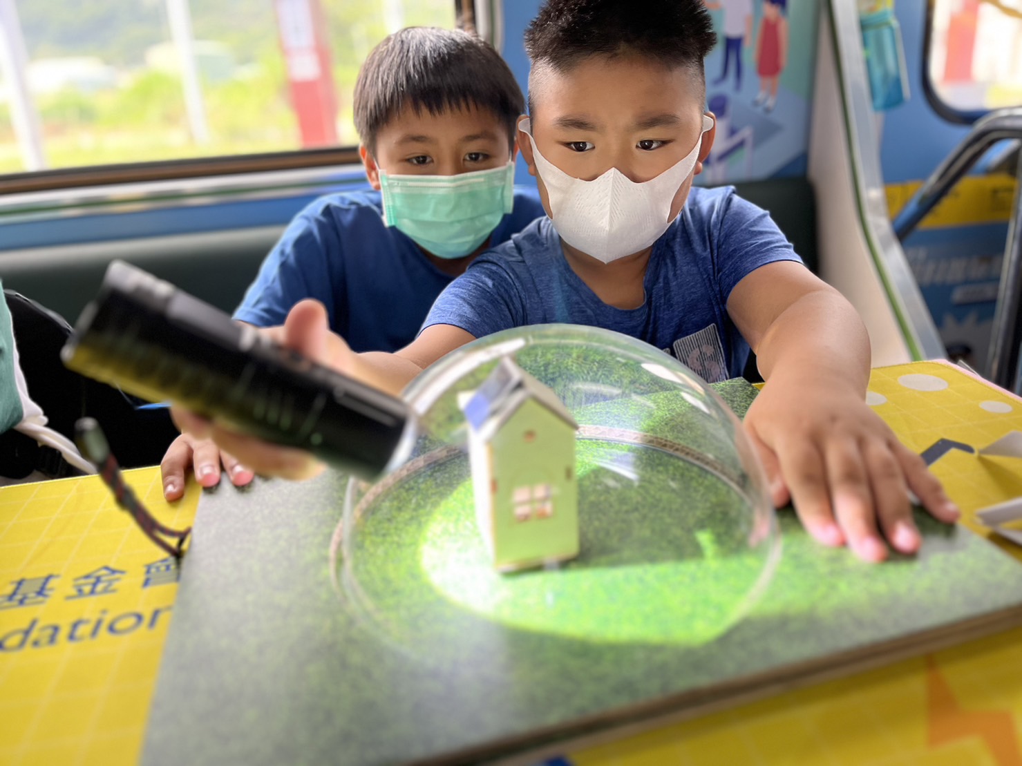 BBIN视讯參與基礎科學主題車廂，以STEAM教學精神，設計「逐日科學家」、「太陽能工程師」以及「淨零建築師」三大能源科普課程和實驗